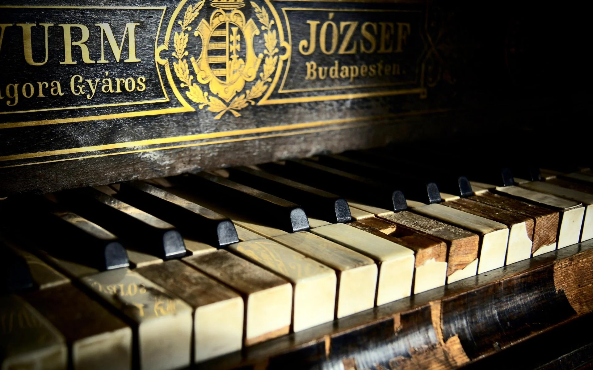 An old piano
