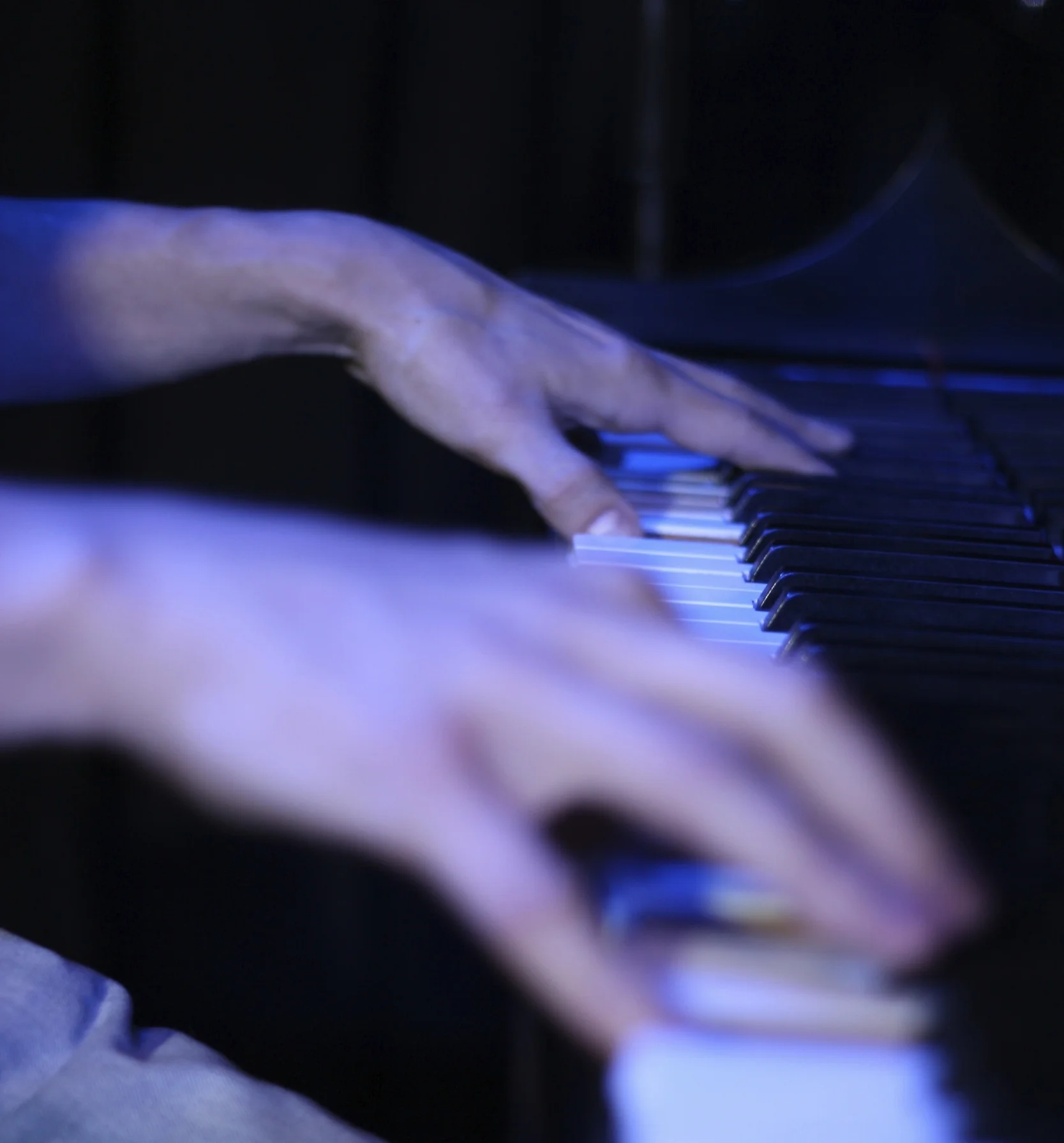 Lee Huff performing at a piano
