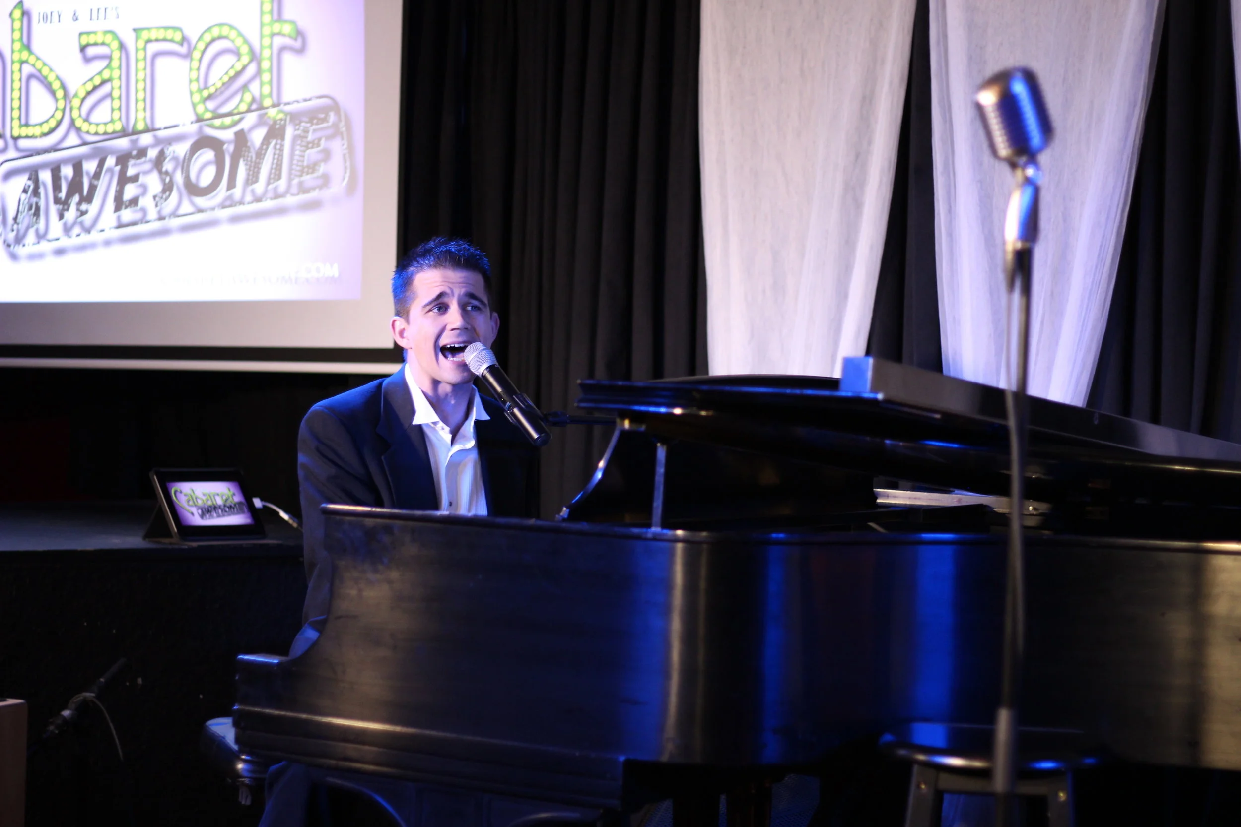 Lee Huff singing at the piano during Cabaret Awesome